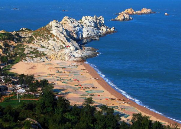 这里的沙质柔软,海水清澈湛蓝,它就是海坛岛