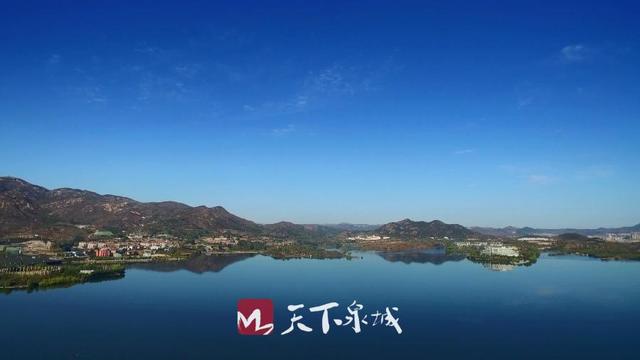 有碧波盪漾的雪野湖,層林盡染的雪野三峽,山勢蜿蜒的龍山景區,雄姿