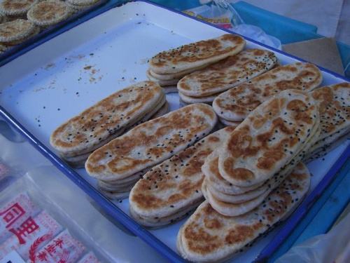 60岁大爷卖特色"鞋垫饼",有荤有素一律4元,顾客:吃1个都不够