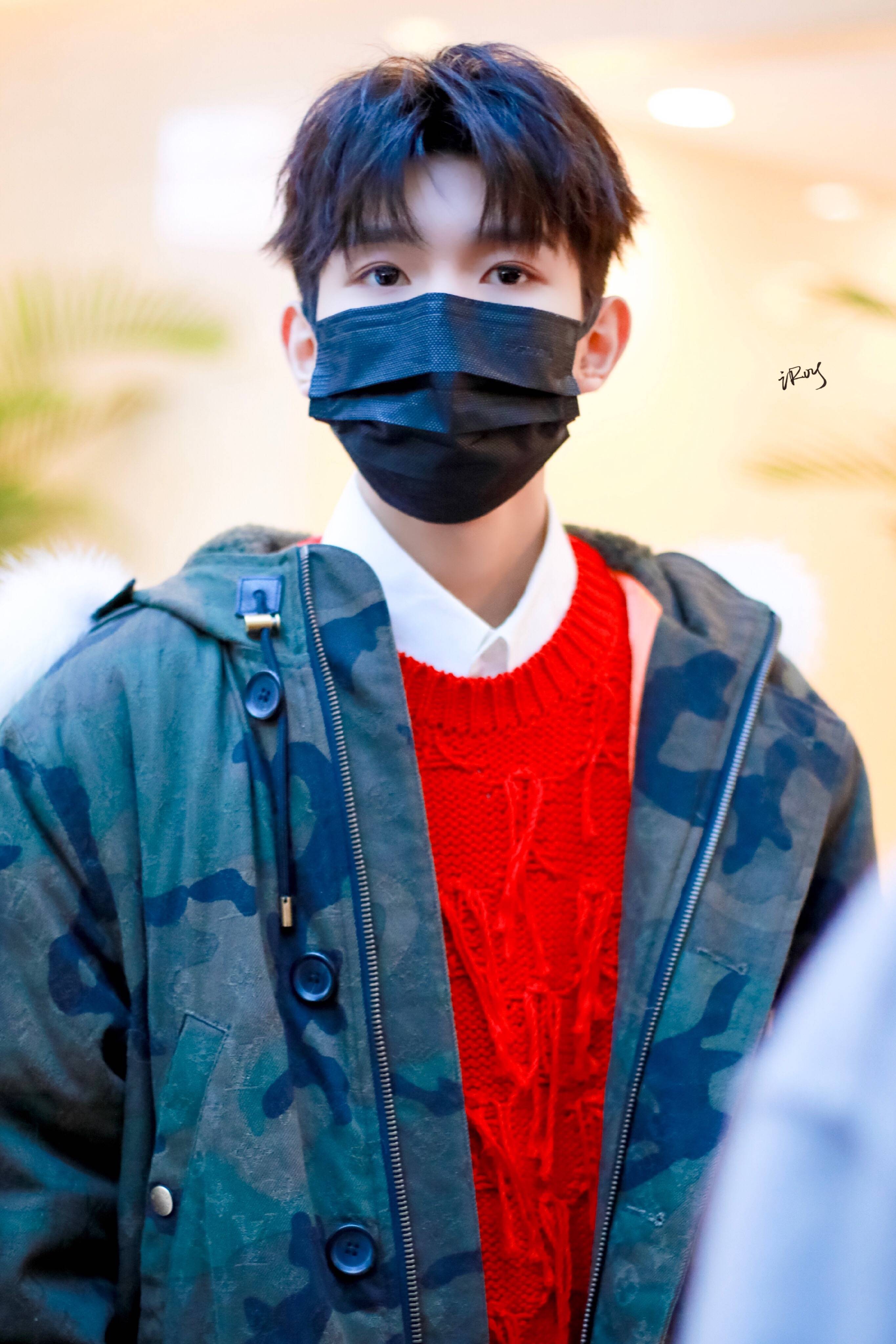 王源穿迷彩服去参加2019年央视春晚彩排,戴黑口罩遮面挡不住帅气