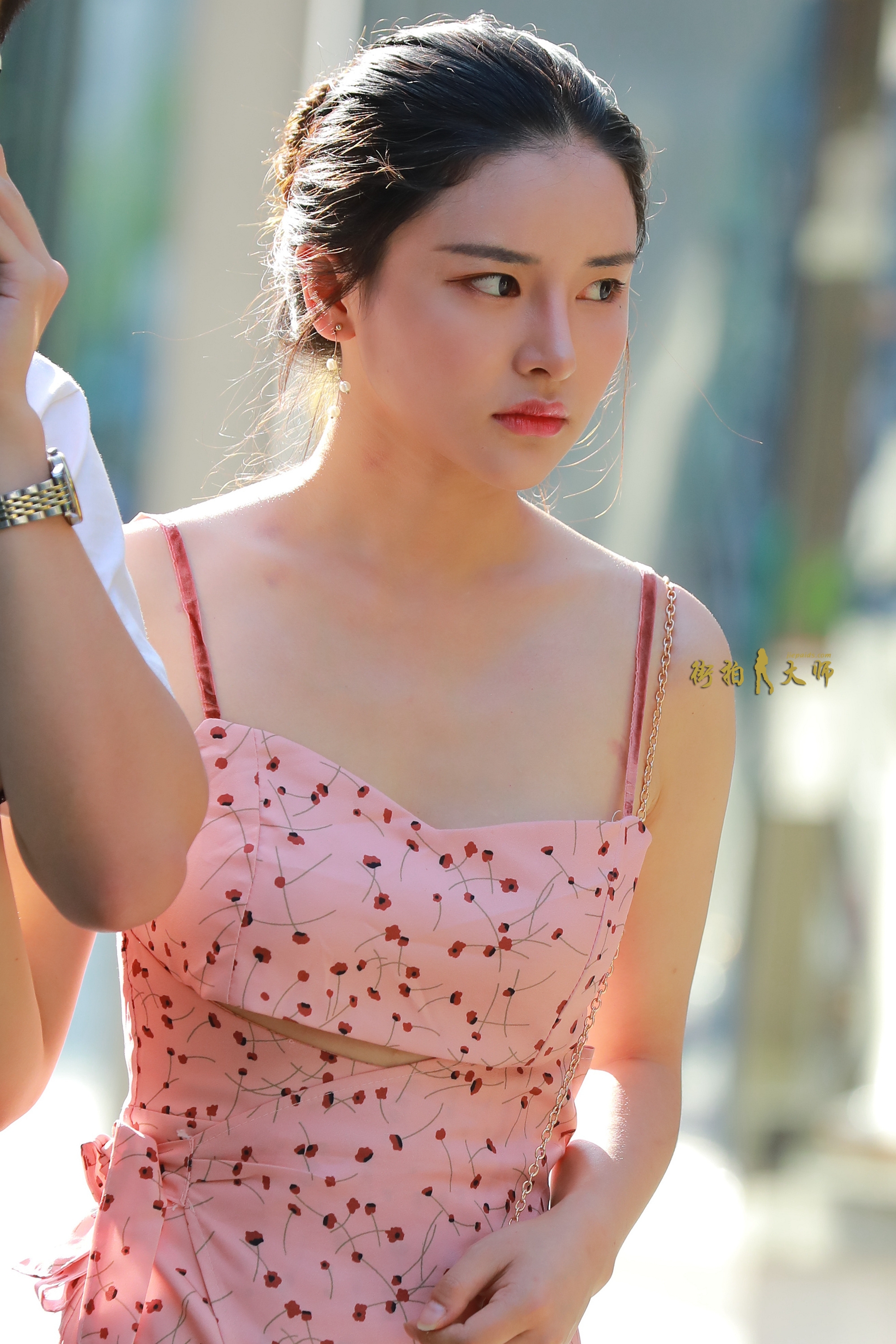 街拍:美女肤白貌美,穿粉色的衣服更像是出水芙蓉!