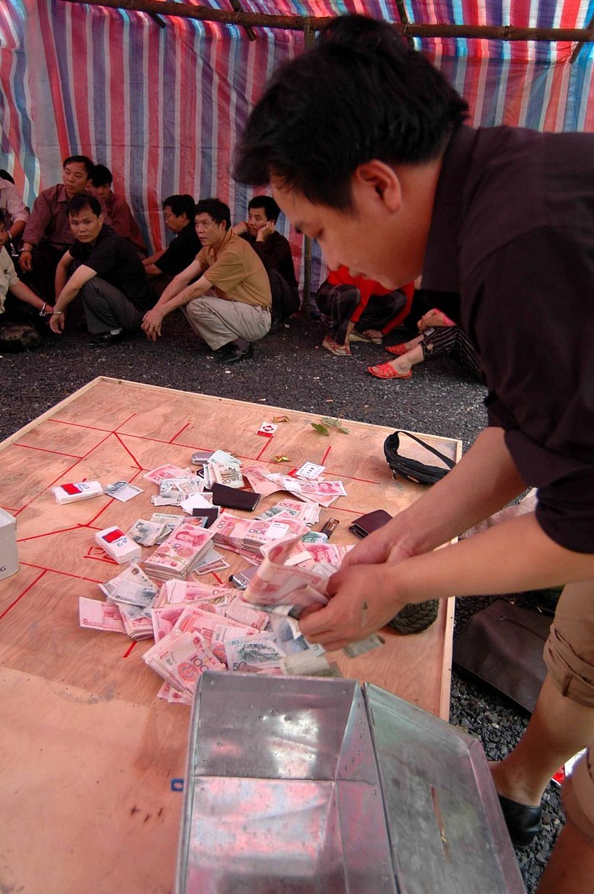 赌场开设者和赌博组织者:这些是赌博活动的主要策划者和利益者,对他们