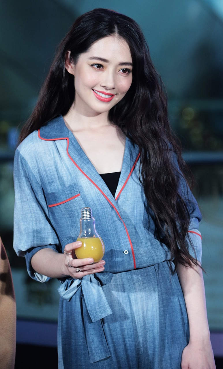 2009年,"港圈太子"向佐迷上了已婚的黄婉佩,向太看着为自己儿子离婚的