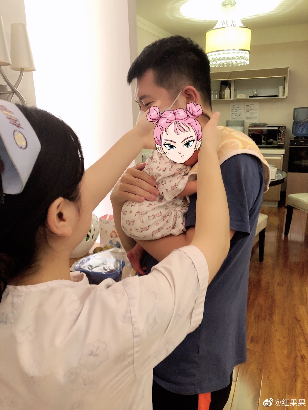 《小小智慧树》主持人红果果晒女儿近照,小橘子脸蛋似小版绿泡泡