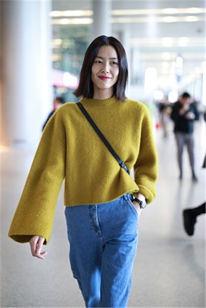 "大表姐"刘雯一身芥末黄毛衣搭配牛仔裤 再次刷新颜值新高