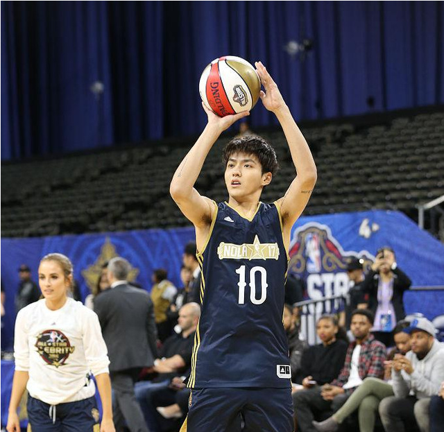 全明星吴亦凡蒋劲夫亮相大秀球技,表网友表示:被耽误的蓝球少年