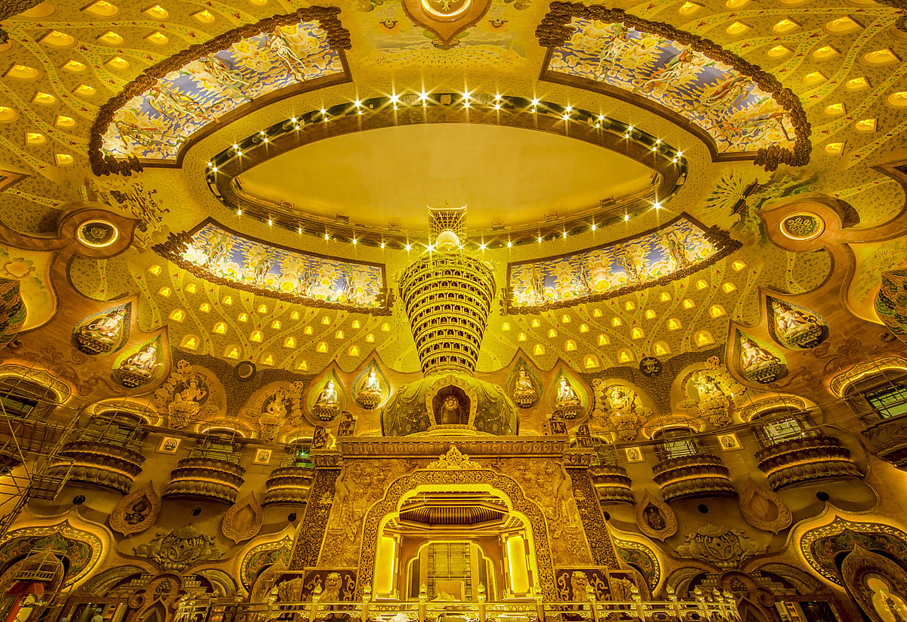 兜率天宫,又称"兜率宫",是佛教中的一个神话概念,是位于须弥山顶上的