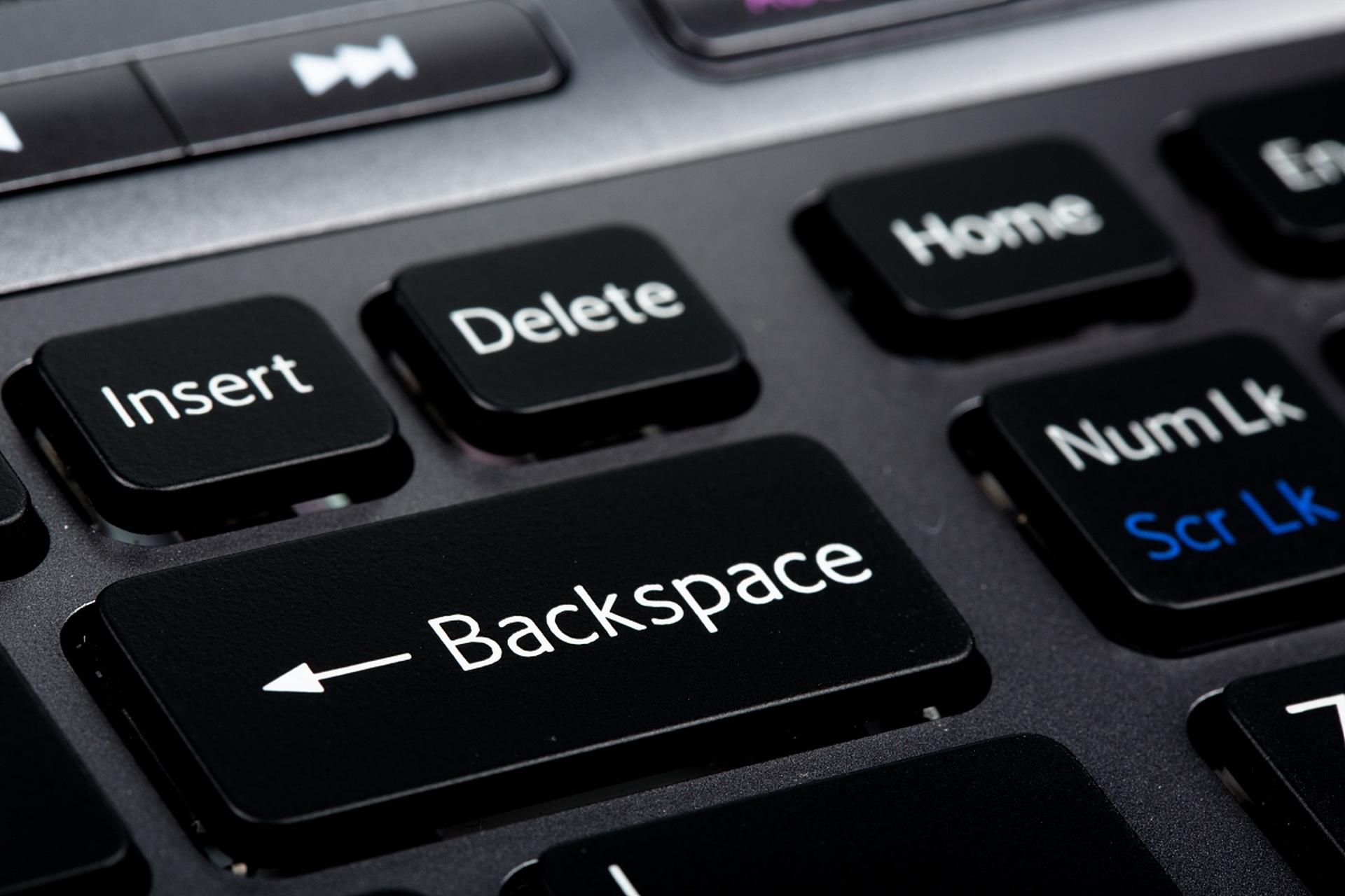 电脑键盘退格键backspace和删除键delete有什么区别?