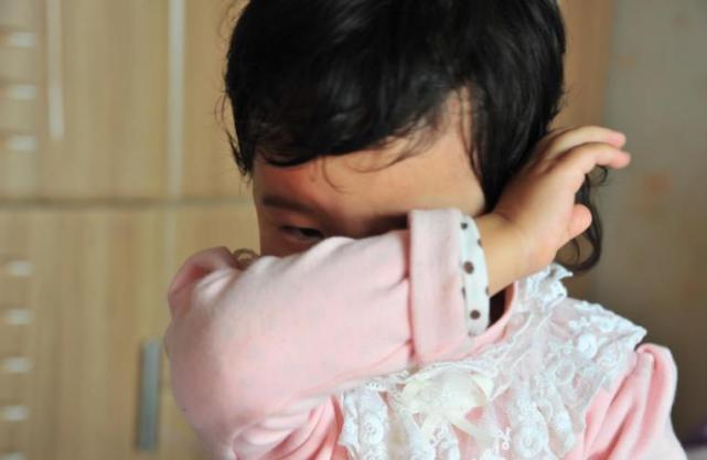 婆婆带女儿打针回来就大哭,母亲在旁被吓到,知道真相后眉开眼笑