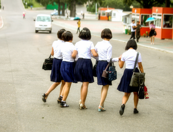 朝鲜街头中学生实拍,青春靓丽,穿短裙系红领巾!