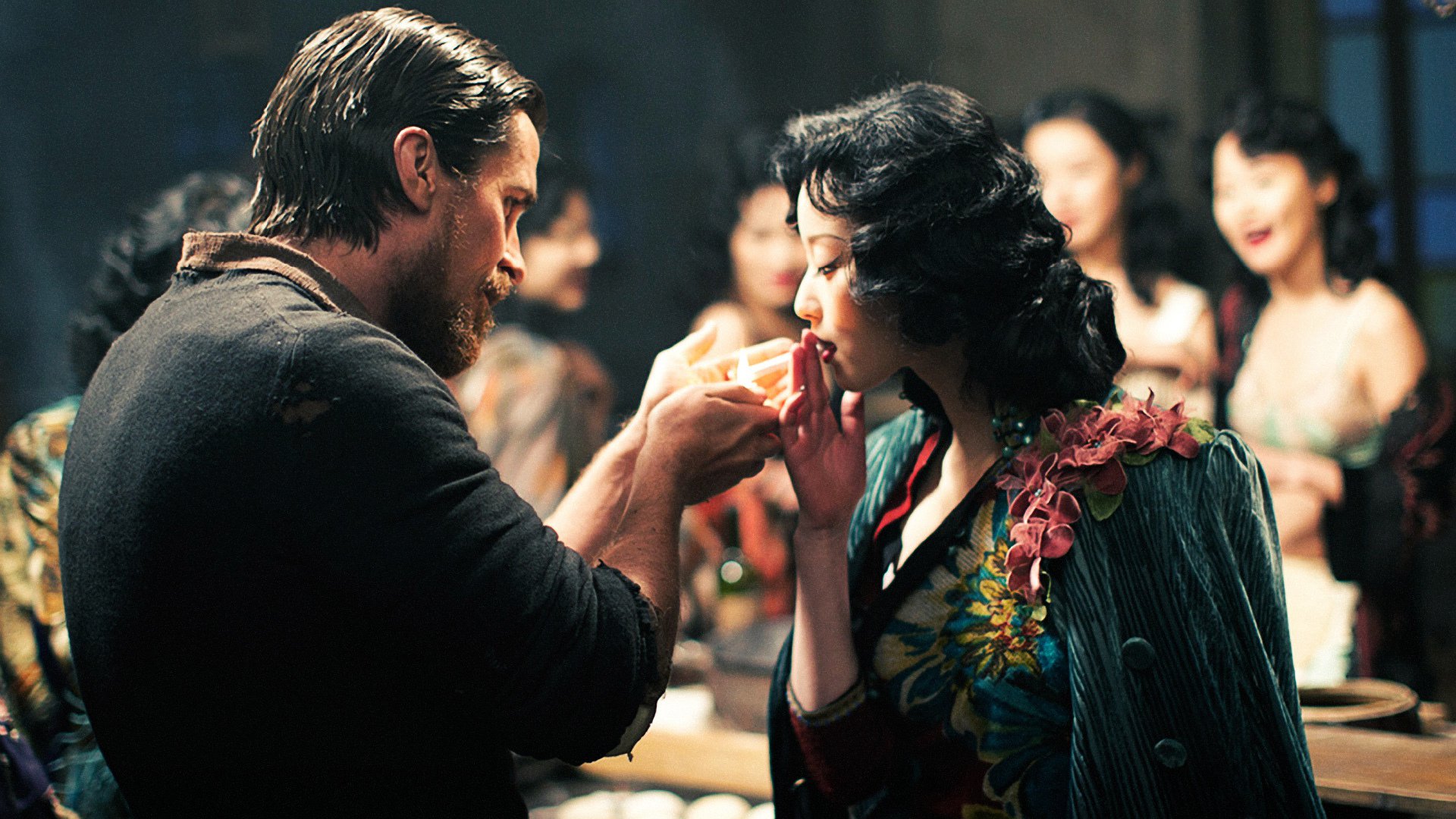 出道即巅峰,看倪妮在拍摄《金陵十三钗》时的戏里戏外