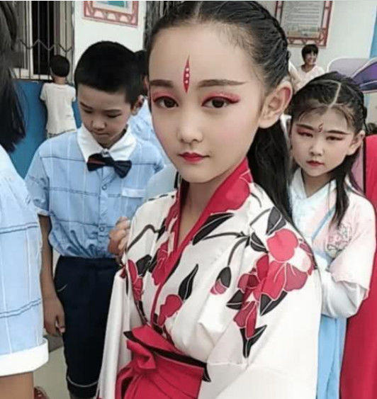 小美化妆小学生图片