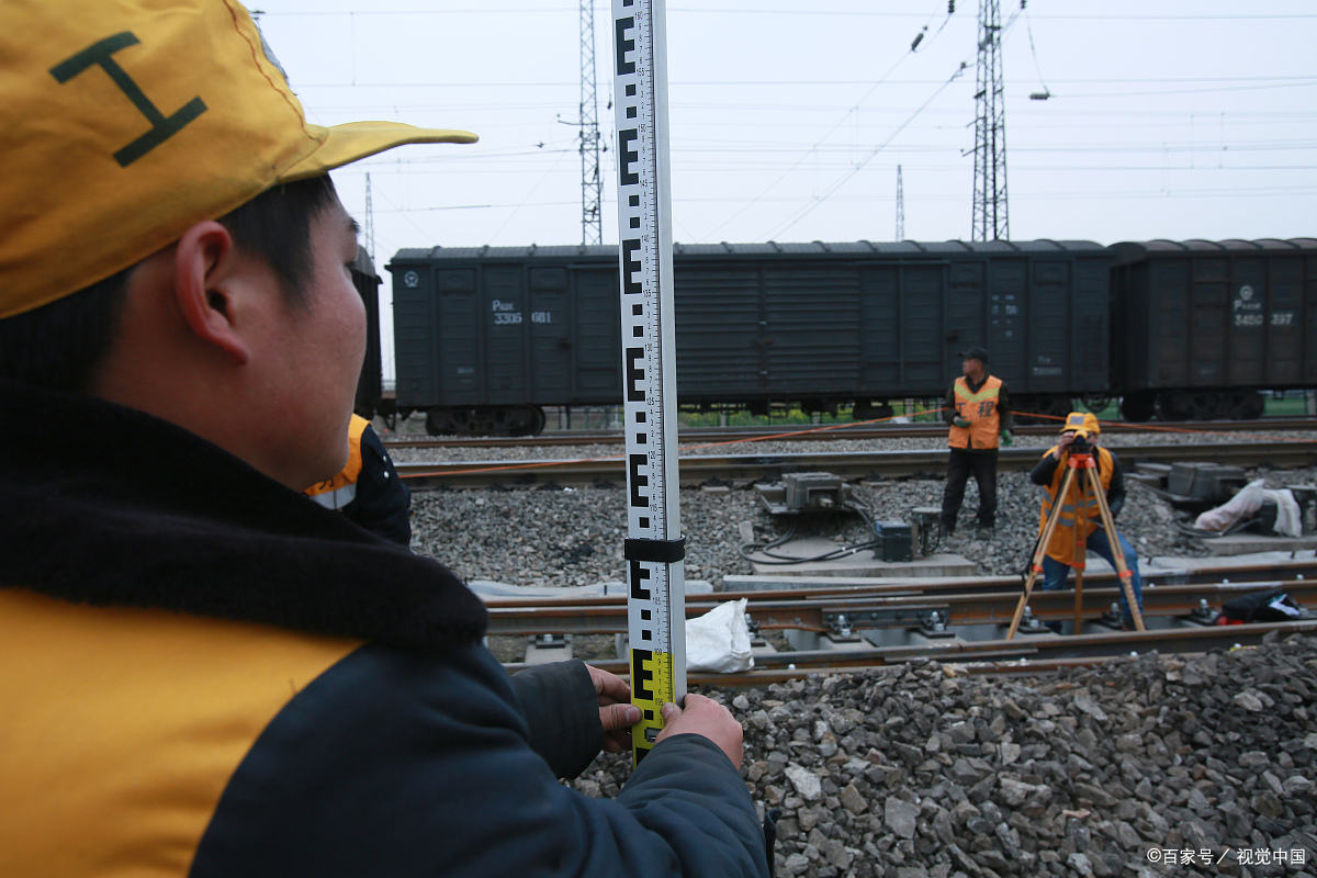 水准仪是进行水准测量的主要仪器,主要功能是测量两点间的高差,瞬不