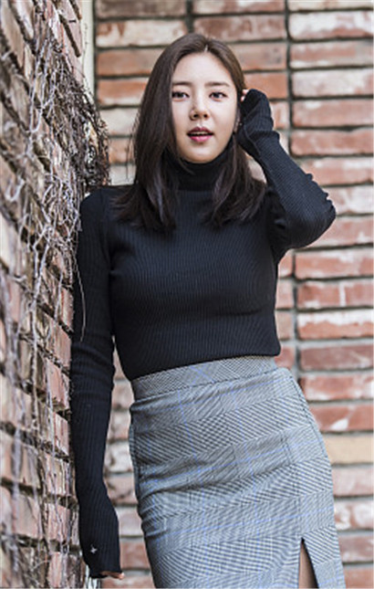 孙丹菲:高领针织衫格纹裙,尖头踝靴温婉知性