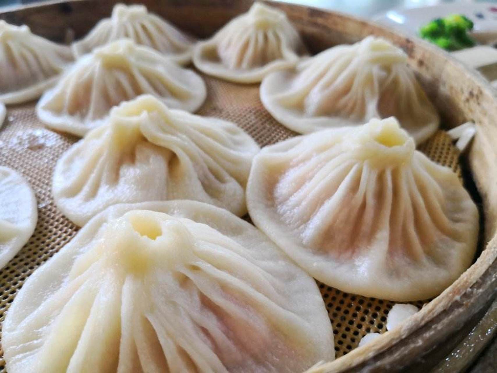 打卡济南夜市#开封小笼灌汤包是河南省开封市一道著名地方风味小 .