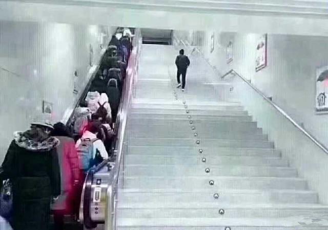 拥挤的电梯和宽敞的楼梯,哪个快?