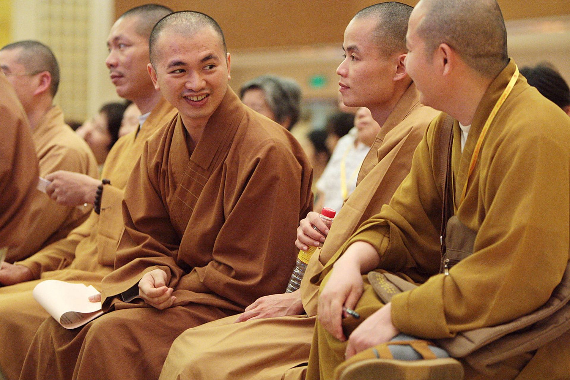 比丘和比丘尼是佛教中的重要称谓,代表男性和女性出家人.