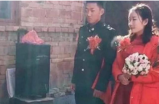 汶川小姑娘与兵哥结婚图片