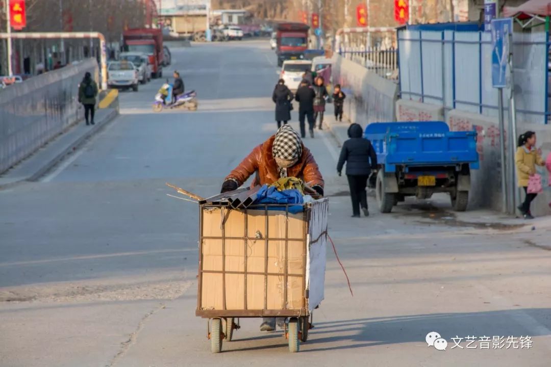 收摊回家的妇女