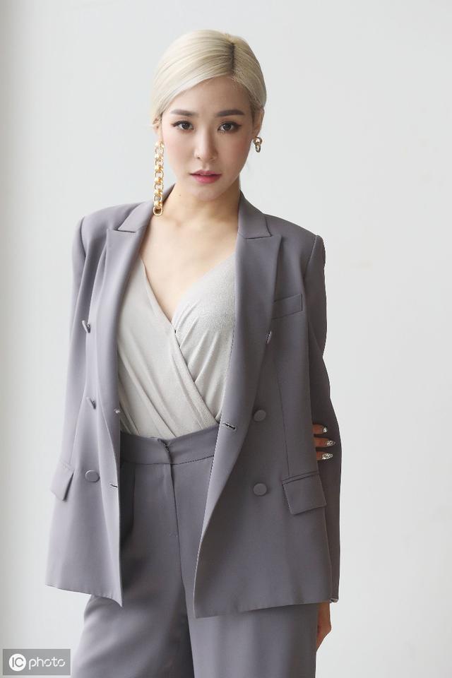 年满30岁的女歌手黄美英最新写真 韩国少女时代组合成员