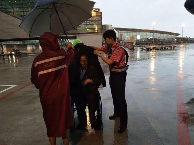 雷雨航延:机场人平凡坚守,只为你早点到达