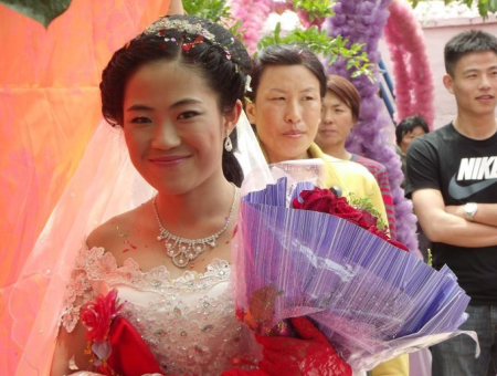 俗话说:"娘送女,穷到底,姐送妹,穷三辈"什么意思?真的吗?