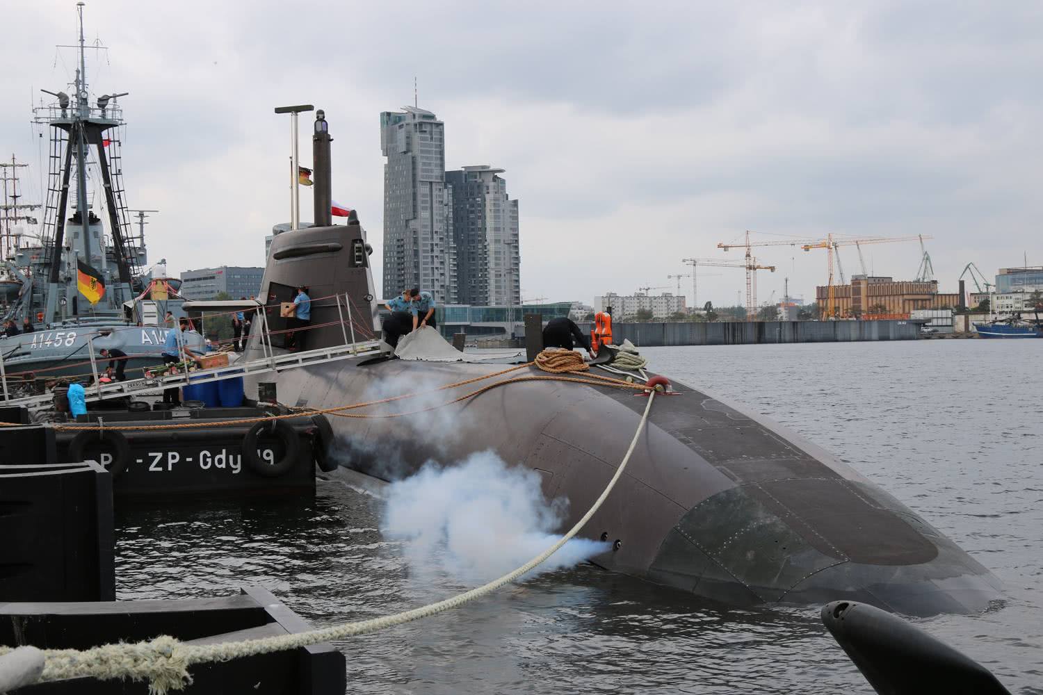 德国最强大海军编队光临波兰,这艘潜艇看起来还真是很漂亮啊!