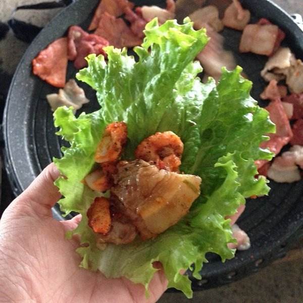 吃烤肉时,盘子里垫肉的生菜可以吃吗?服务员说出实情