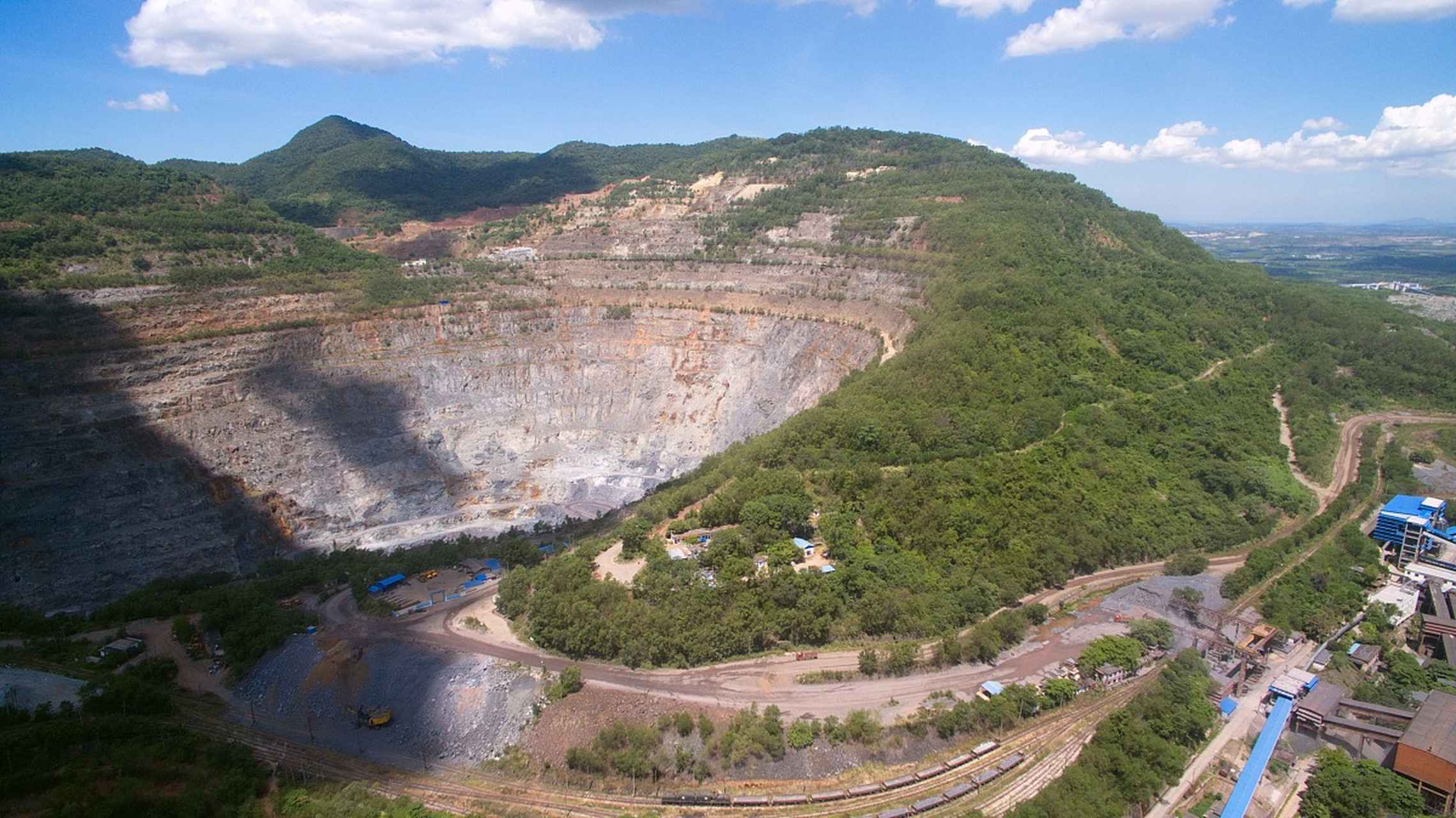 黄石国家矿山公园是位于湖北省黄石市铁山区境内,"矿冶大峡谷"为黄石