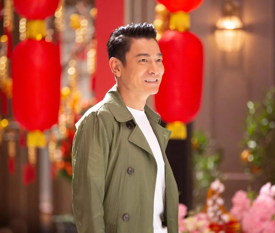 刘德华身穿绿色风衣,演唱《唐探3》送福曲!其实你也可以这样穿