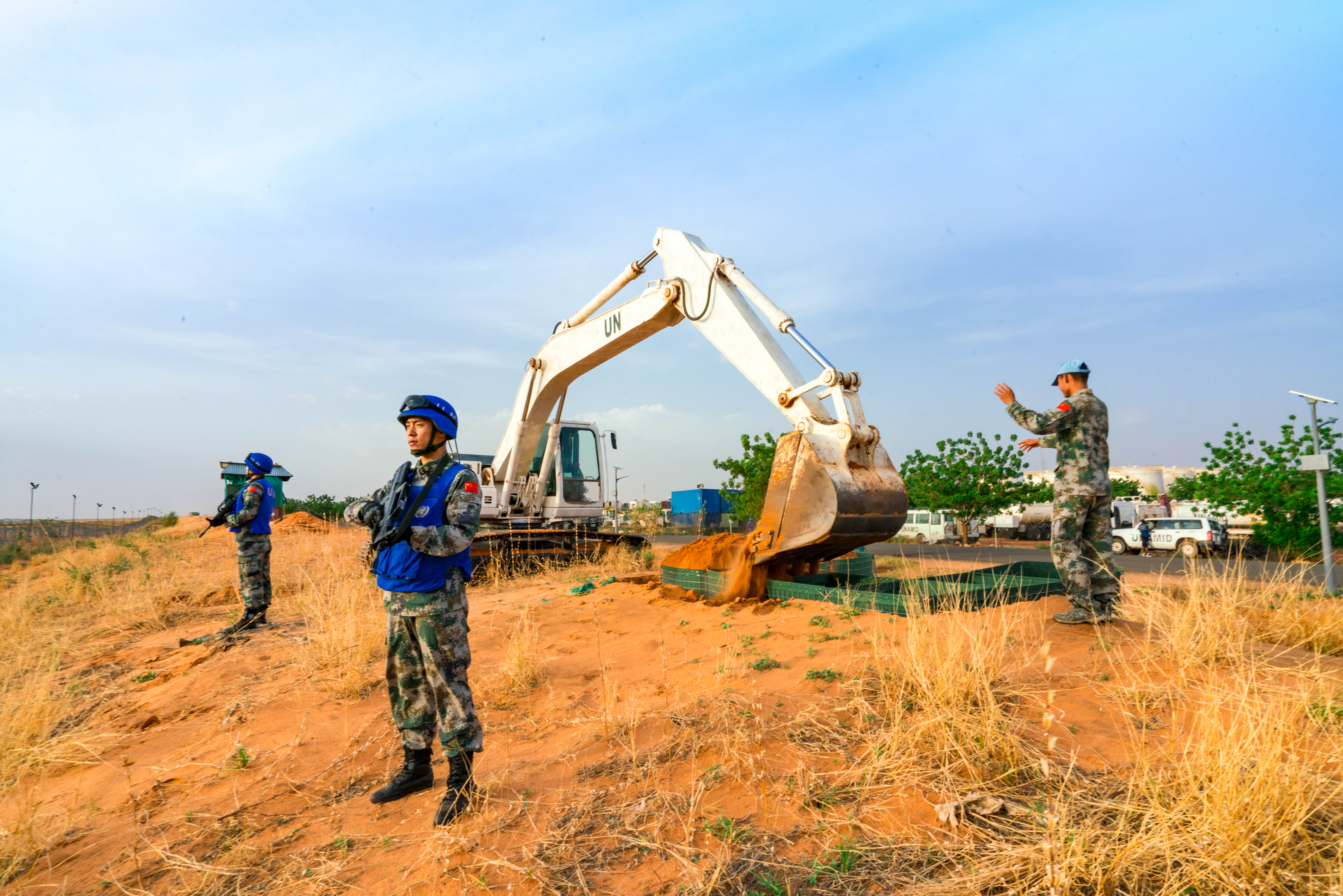 展蓝盔风采——中国工兵在苏丹挥汗如雨修工事