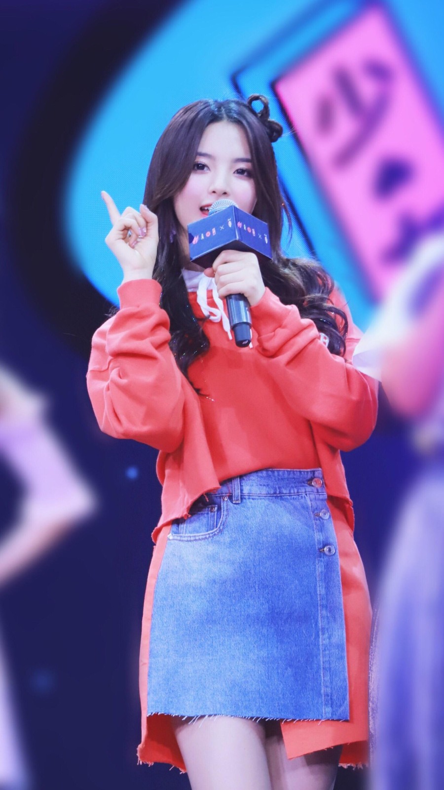 杨超越《心动的信号》,穿绿色套装短裤,配长卷发女人味十足