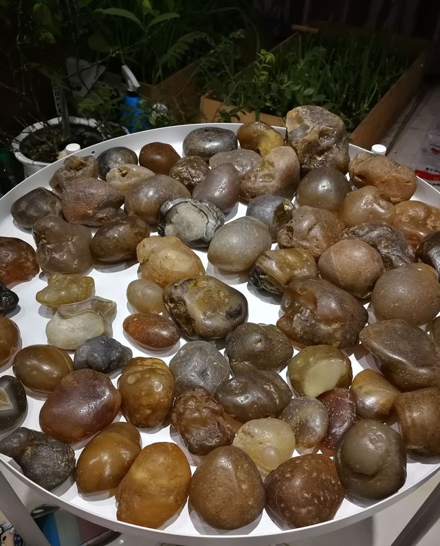 东北小城地摊淘到2块"北红"玛瑙原石,一个像屁股另一个更有趣