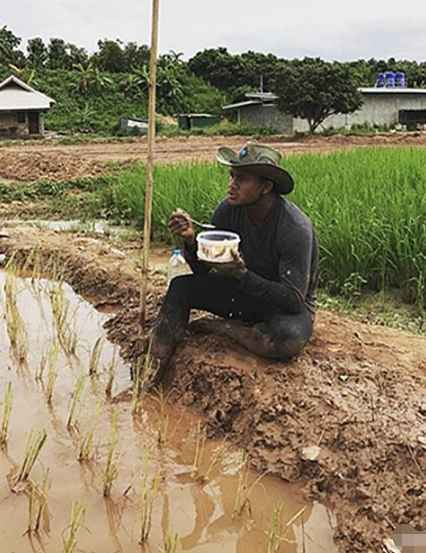 多张图带你了解,36岁拳王播求的私下生活,图4和大象一起戏水