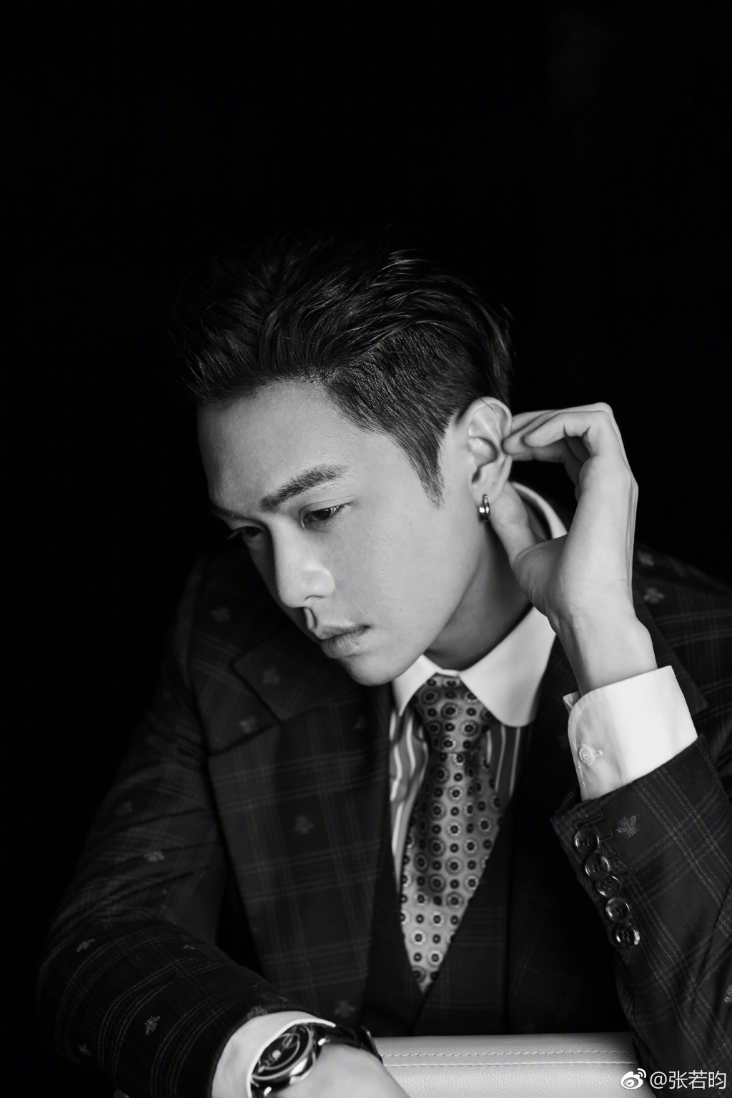 张若昀:那个霸气的大男孩,日渐成熟,西装革履帅气满分