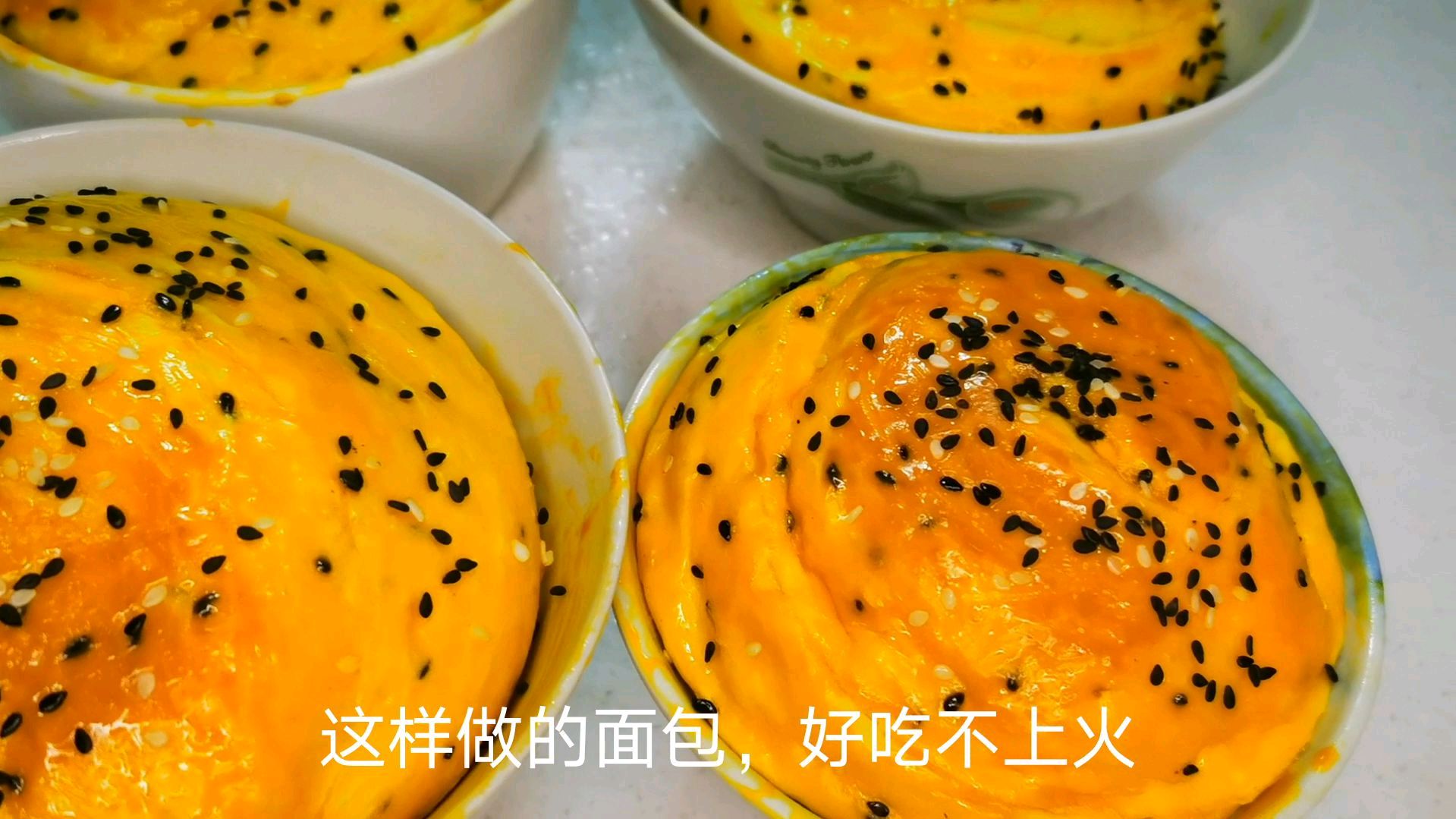 面包最简单的做法,不用烤箱,家里有锅就能做,松软香甜真好吃