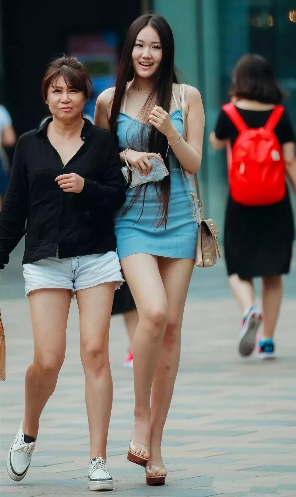 街拍:身材丰腴的美女,一条包臀裙让好身材一览无余