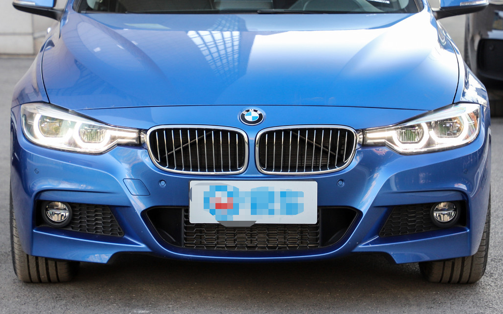 大嘴式的进气格栅造型一点也不低调,搭配全镀铬的装饰条,营造了很强的