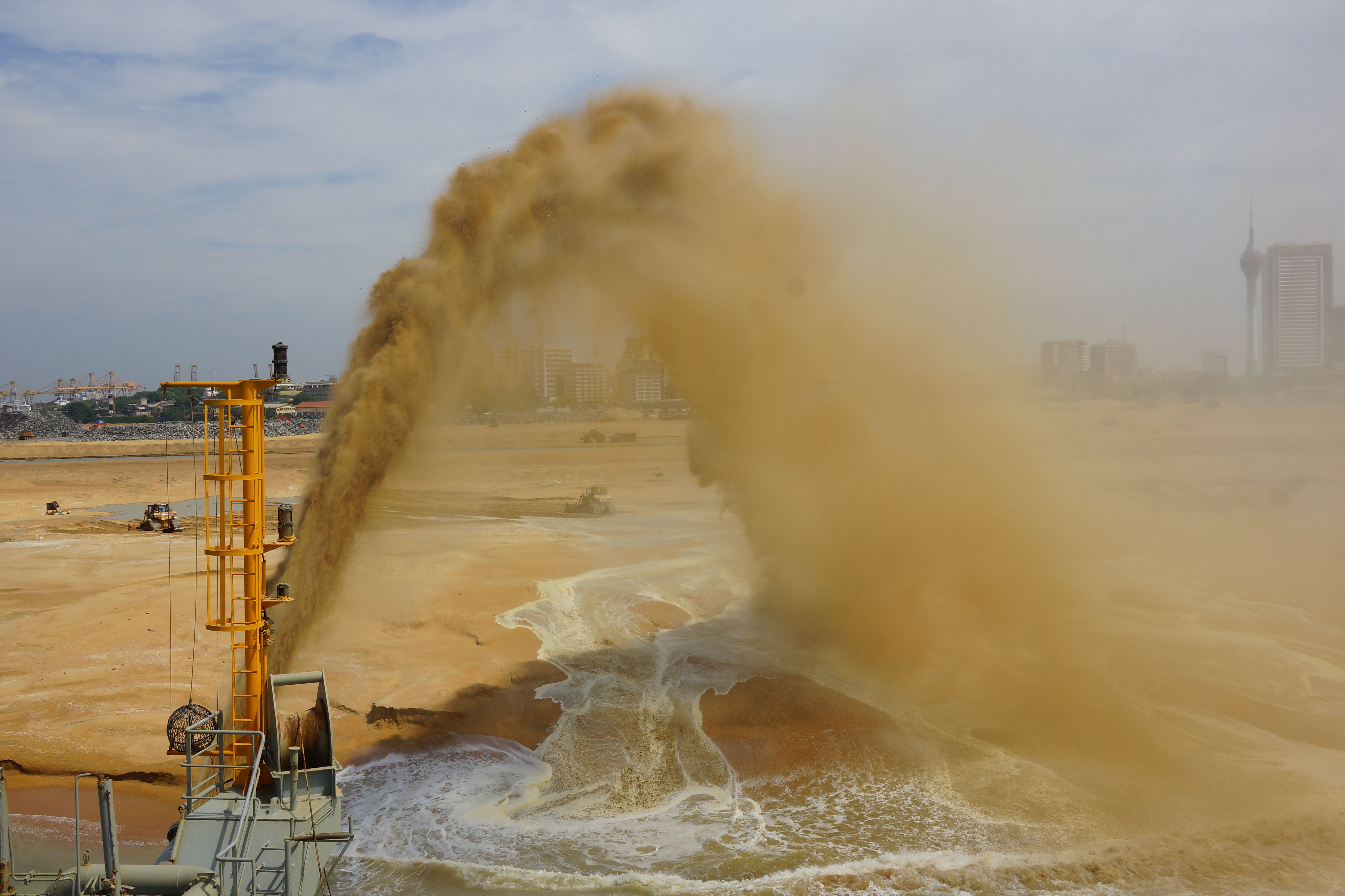 中斯共同开发的科伦坡港口城项目填海造地工程完工(3)