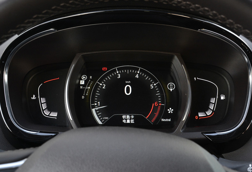 这是这款车的仪表盘,很好看,很经典,在上一代的基础上,加入了很多新的