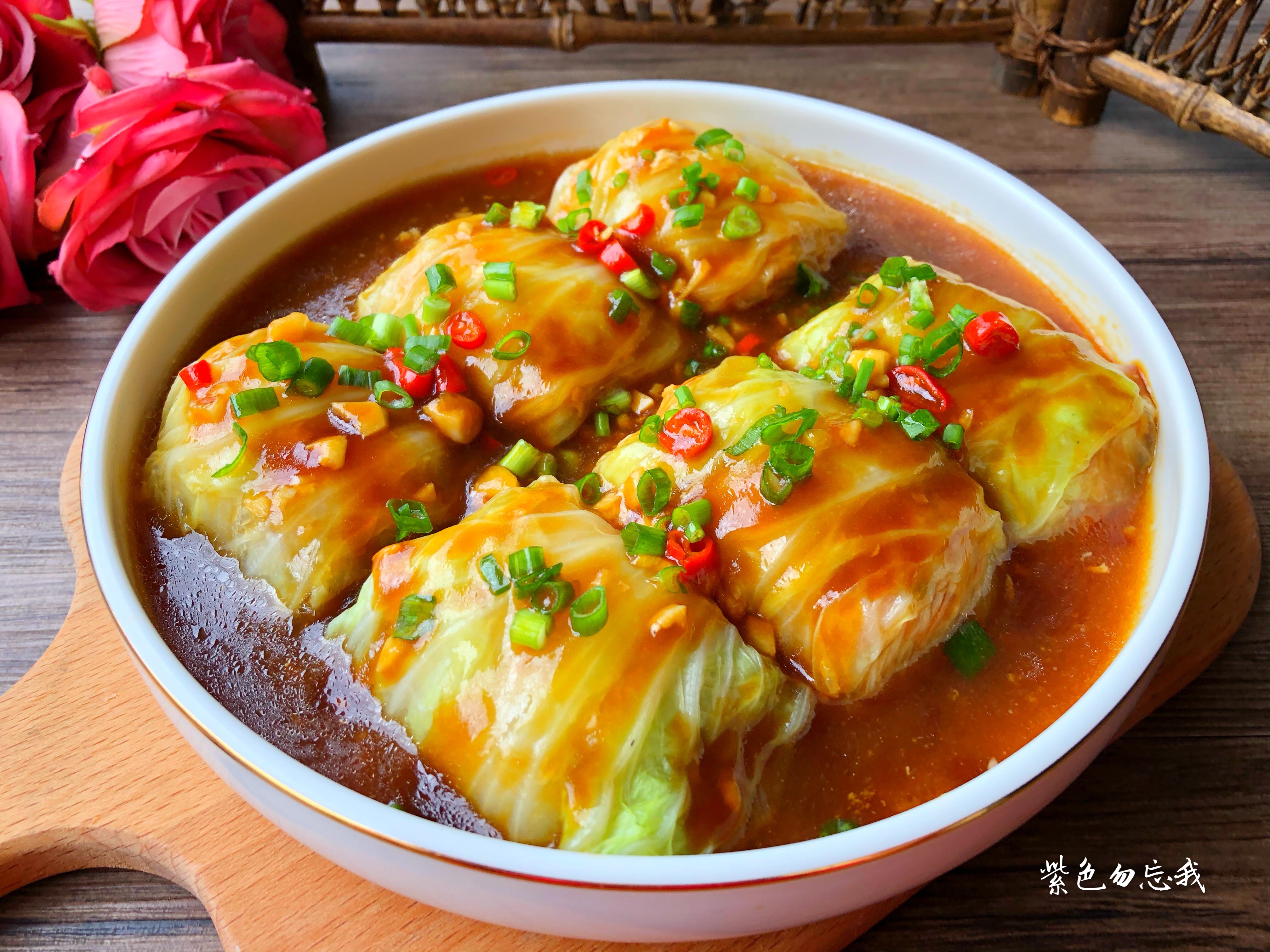 明日小年夜,教大家做道白菜包肉,寓意好,简单又美味,快试试