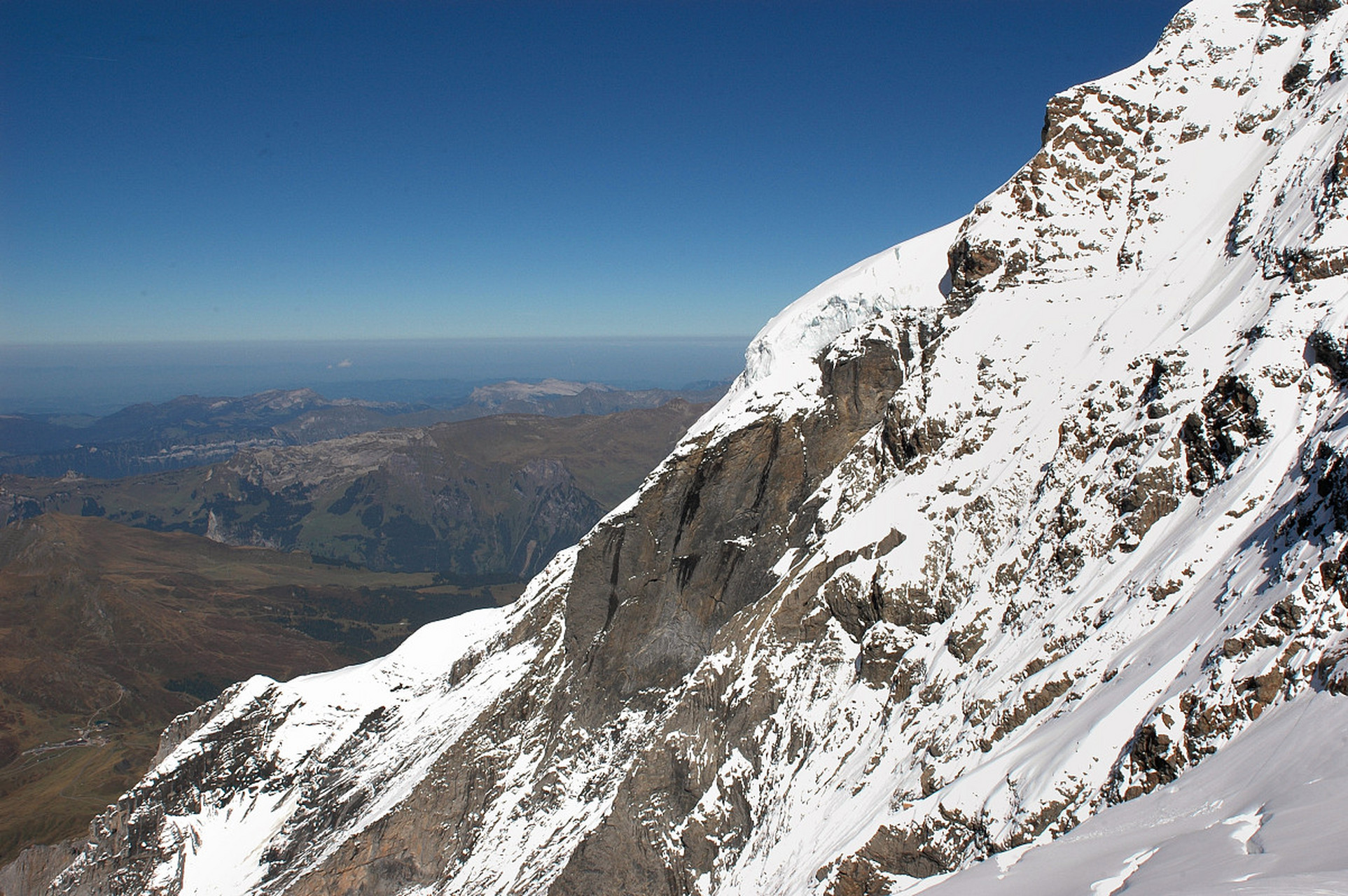 在雪山之巅眺望远方,四周的景色尽收眼底.