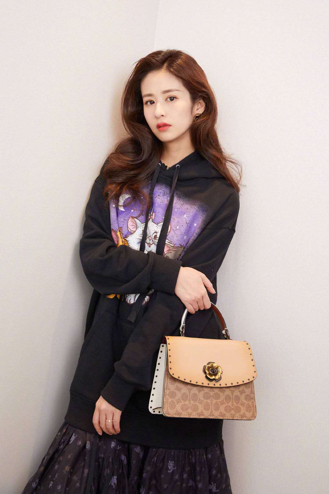 颖儿穿纱裙 宽头靴好显年轻,这才是冬日穿搭的正确解锁方式