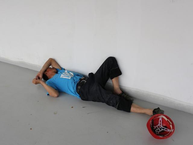 实拍农民工兄弟的午休时光!他们大多数过着"蚁居"般的艰难日子