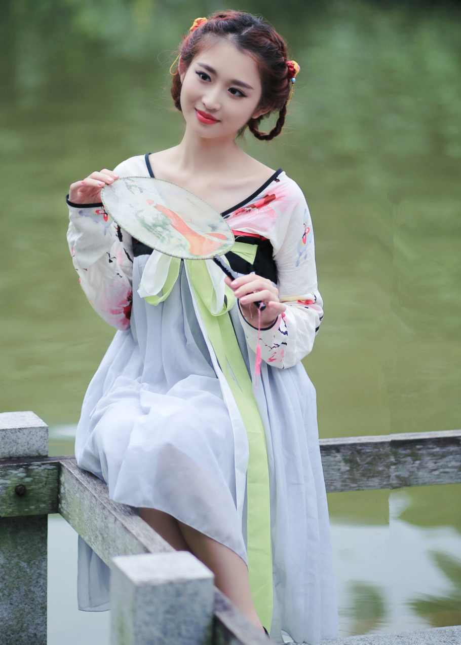 公园美景下的古韵汉服装美女姑娘