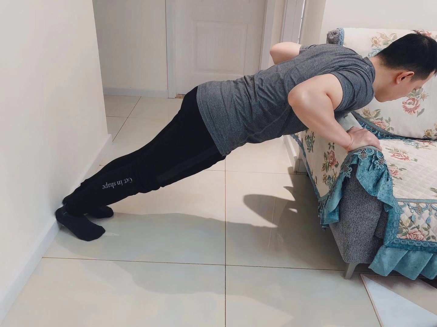 入门级俯卧撑第二式,上斜俯卧撑训练要领