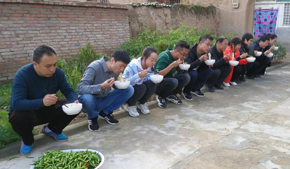 为何陕西人吃面都喜欢蹲着?原来是陕西人智慧的结晶!