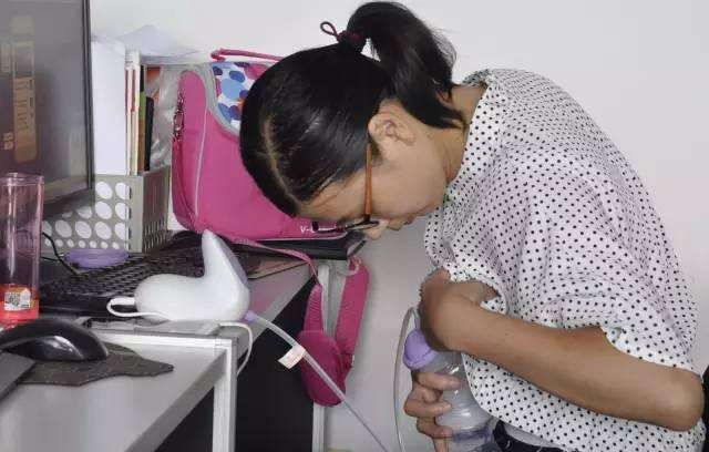 为了不让孩子吃母乳,婆婆在媳妇上班时倒掉母乳,媳妇做法太解气