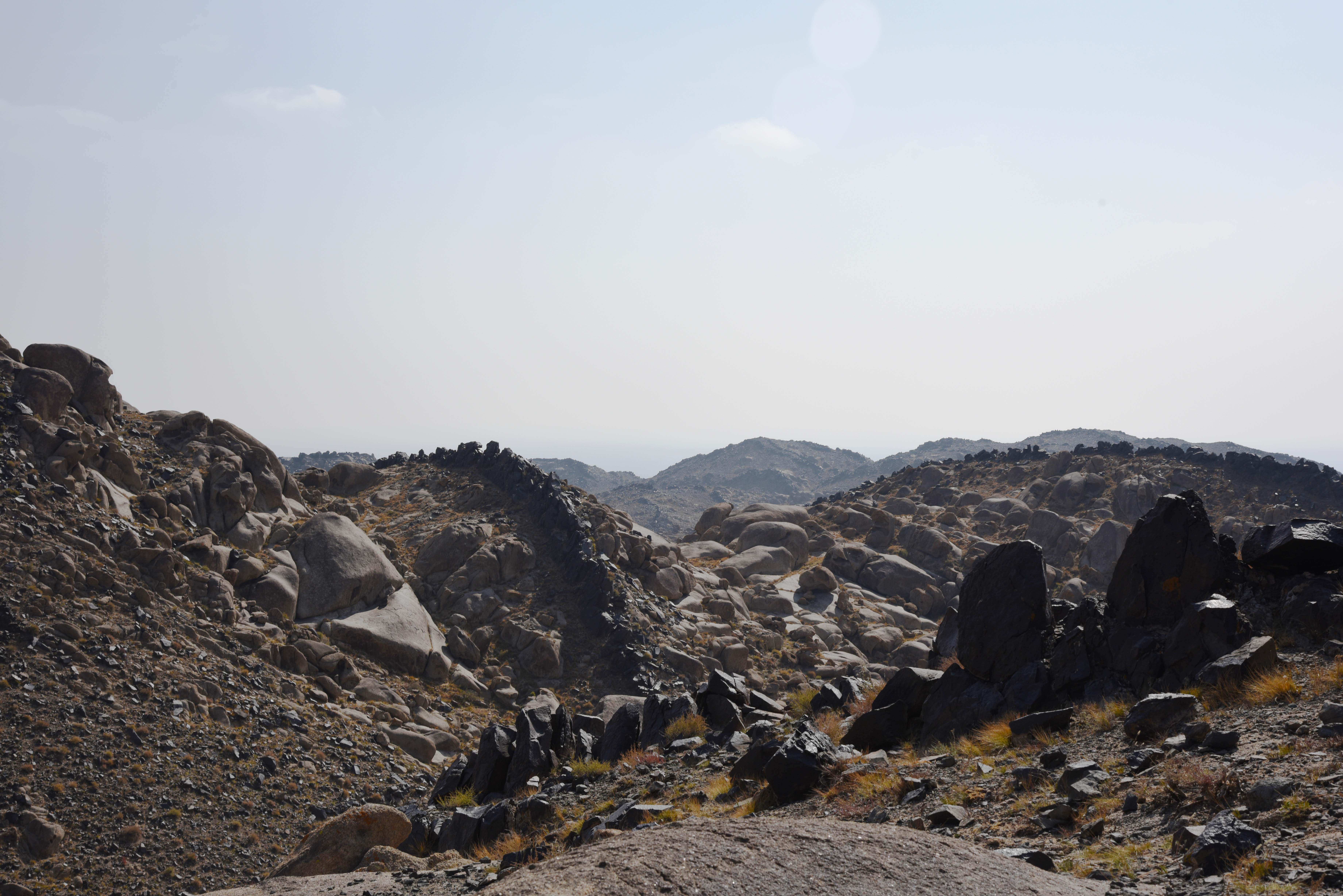 曼德拉山:岩画和怪石编织的秘境