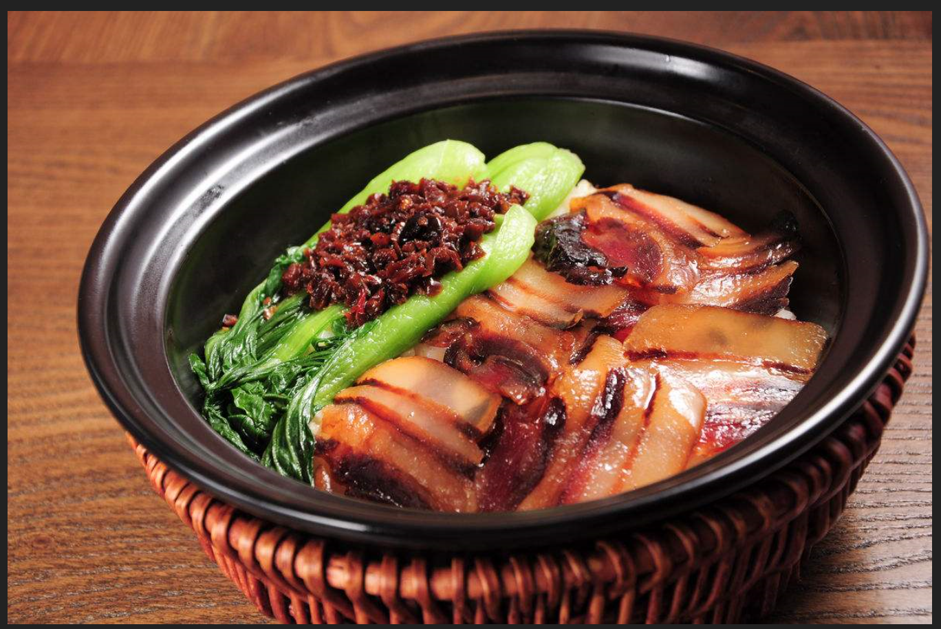 用瓦煲制作的广州煲仔饭,不仅营养而且美味,是广州一大特色美食